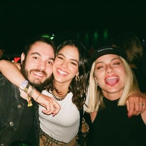 Bruna Marquezine faz foto com Giovanna Ewbank e mais amigos no Rock in Rio