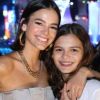 Bruna Marquezine derrete fãs com foto da irmã, Luana Marquezine, em show