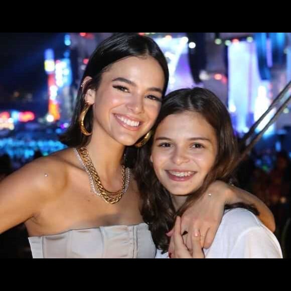 Bruna Marquezine derrete fãs com foto da irmã, Luana Marquezine, em show