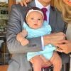 Ticiane Pinheiro veste Manuella com vestido azul claro de babados para comemorar 3 meses