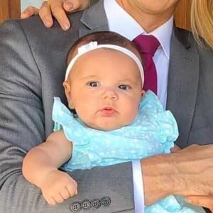 Ticiane Pinheiro veste Manuella com vestido azul claro de babados para comemorar 3 meses