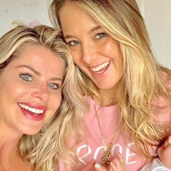 Ticiane Pinheiro posa com a filha Manuella no colo em visita com Karina Bacchi