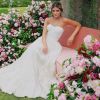 Na cerimônia de noivado, Thássia Naves usou um vestido Dolce & Gabbana
