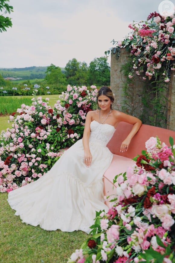 Na cerimônia de noivado, Thássia Naves usou um vestido Dolce & Gabbana