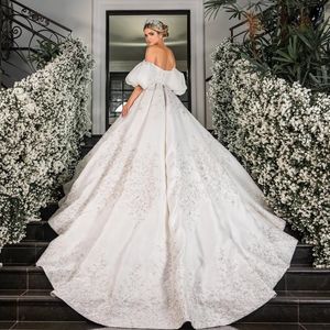 Thássia Naves entrou na cerimônia ao som de 'Ave Maria', interpretada por Agnaldo Rayol