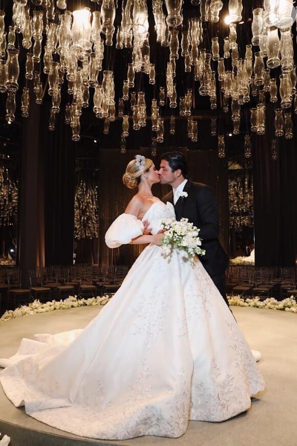 O casamento Thássia Naves e Artur Attie foi celebrado no Palácio de Cristal, em Uberlândia