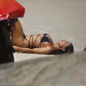 Juliana Paes protagonizou o ensaio em uma praia de nudismo do Rio