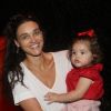 Débora Nascimento levou a filha, Bella, de 1 ano, para exposição no Rio de Janeiro