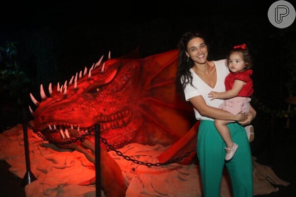 Débora Nascimento levou a filha, Bella, de 1 ano, para exposição no Rio de Janeiro