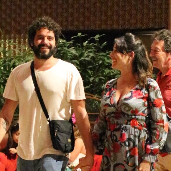 Grávida do primeiro filho, Giselle Itié deixou evidente o barrigão de 5 meses durante passeio com o namorado, Guilherme Winter, em shopping do Rio de Janeiro na noite desta segunda-feira, 14 de outubro de 2019