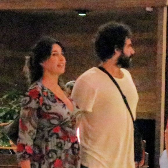 Grávida do primeiro filho, Giselle Itié deixou evidente o barrigão durante passeio com o namorado, Guilherme Winter, e o pai, Fernando, em shopping do Rio de Janeiro na noite desta segunda-feira, 14 de outubro de 2019