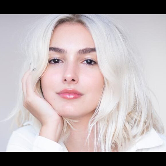 Marina Moschen larga time das morenas e adota cabelo loiro perolado
