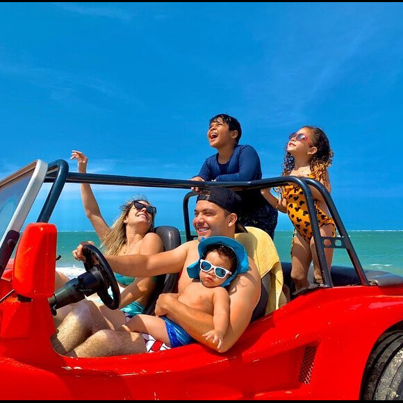 Wesley Safadão curtiu o feriado com a família na Praia de Fortim, no Ceará 