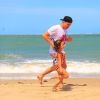 Wesley Safadão se divertiu com a filha, Ysis, na Praia de Fortim
