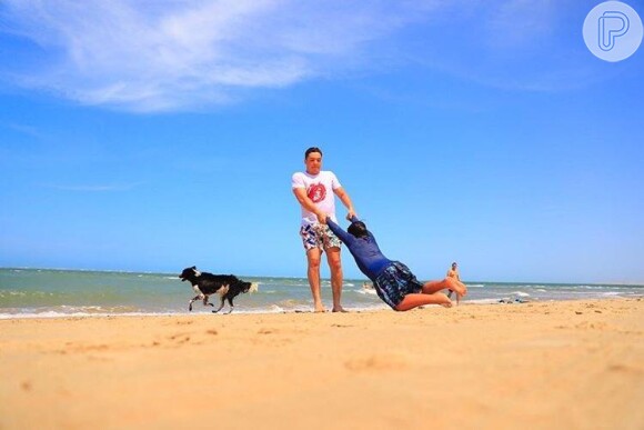 Wesley Safadão brincou com o filho mais velho na Praia de Fortim, no Ceará 