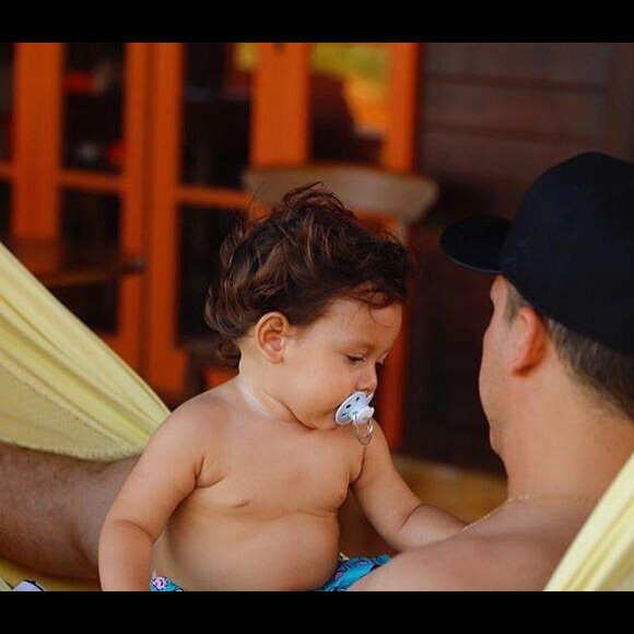 Wesley Safadão paparicou o filho Dom durante passeio com a família