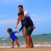 Wesley Safadão brincou com os filhos, Dom e Yhudy, em praia no Ceará