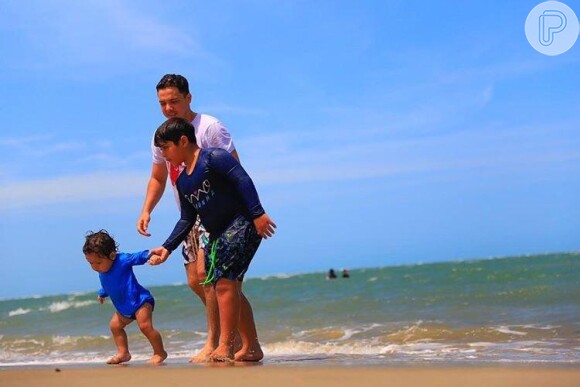 Wesley Safadão brincou com os filhos, Dom e Yhudy, em praia no Ceará