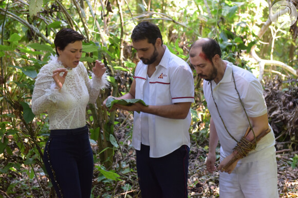 Sophia (Camila Rodrigues) e Antonio (Felipe Cunha) vão comer larvas na novela 'Topíssima' após sofrerem acidente de helicóptero