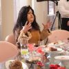 Camila Rodrigues vai explodir de tanto comer na cena da novela 'Topíssima'. Atriz demorou 40 minutos para tirar máscara de silicone