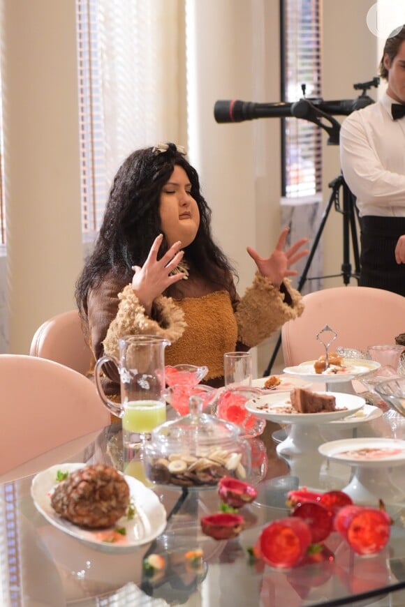 Camila Rodrigues vai explodir de tanto comer na cena da novela 'Topíssima'. Atriz demorou 40 minutos para tirar máscara de silicone