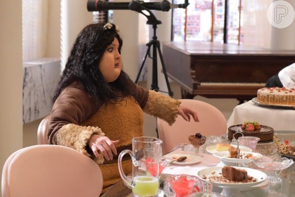 Camila Rodrigues enfrentou três horas na maquiagem para surgir 'obesa' em cenas da novela 'Topíssima'. Atriz ganhou máscara de silicone