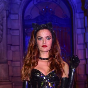 Barbara Fialho elege look de mulher gato para festa de Halloween nesta quinta-feira, dia 17 de outubro de 2019
