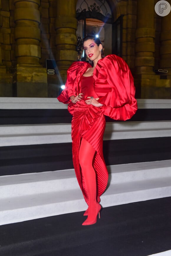 Camila Coutinha usa vestido com saia drapiada e manga bufante para festa de Halloween nesta quinta-feira, dia 17 de outubro de 2019