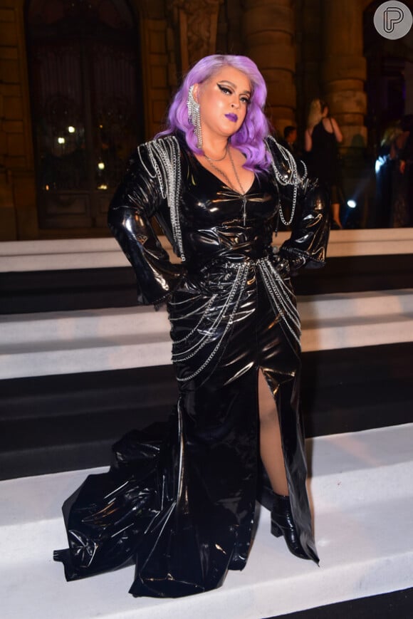 Preta Gil usa vestido à vácuo preto com cristais para festa de Halloween nesta quinta-feira, dia 17 de outubro de 2019