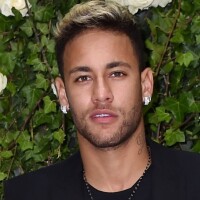 Após notícia de romance com Neymar, modelo posta foto na praia e agita web