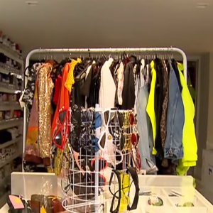 Ludmilla mostra closet colorido e com peças luxuosas