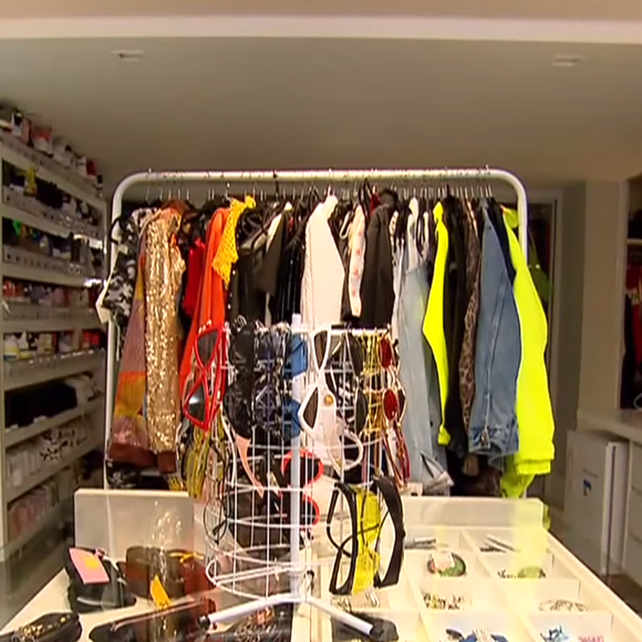 Ludmilla mostra closet colorido e com peças luxuosas
