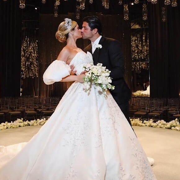 Thássia Naves e Arthur Attié reuniram convidados em uma festa de luxo