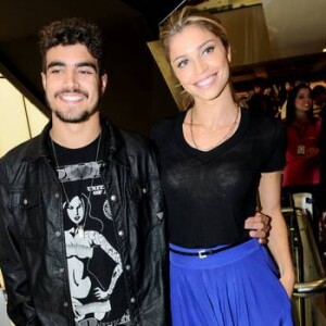 Caio Castro e Grazi Massafera circularam de mãos dadas no Rock in Rio