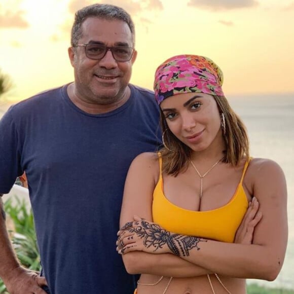 Anitta tem primero contato com o irmão pelo telefone celular