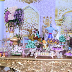 Festa de aniversário de neta de Roberto Carlos contou com mesa de doces bem grande e temática nesta sexta-feira, dia 25 de outubro de 2019