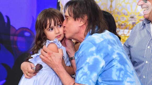 Roberto Carlos dá beijo em neta em festa de aniversário de 4 anos nesta sexta-feira, dia 25 de outubro de 2019