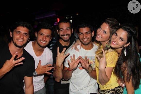 Bruno Gissoni posa com amigos no show do cantor Buchecha em boate de São Paulo, em 21 de fevereiro de 2013