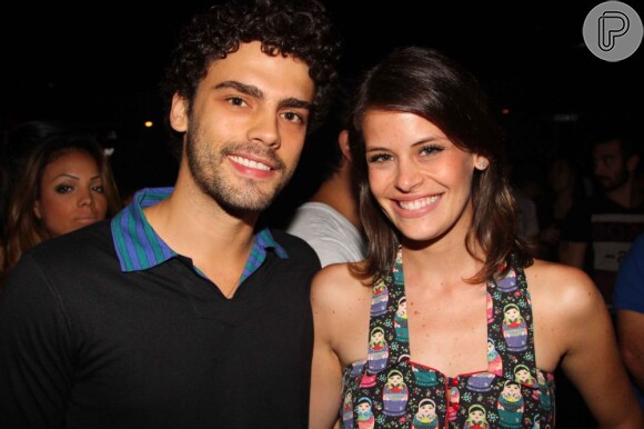 O ator Rodrigo Dorado e a atriz Talita Tilieri assistem ao show do cantor Buchecha em boate de São Paulo, em 21 de fevereiro de 2013