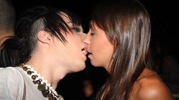 Serginho, ex-'BBB', é flagrado beijando uma morena no show do cantor Buchecha