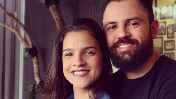 Mulher do sertanejo Mateus publica vídeo do parto de Flor: 'Experiência intensa'