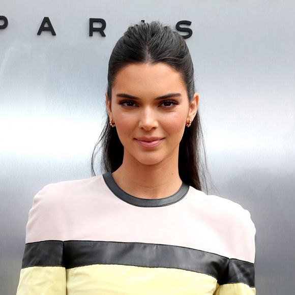 Um dos segredos de skincare da modelo Kendall Jenner é um creme hidratante para os lábios hipoalergénico e não comedogénico, bem nutritivo, da marca Avène