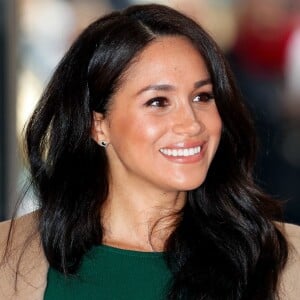 Um dos segredos para o glow da pele de Meghan Markle é um creme hidratante para peles secas, que seu maquiador aplica nos pontos altos do rosto, como se fosse um iluminador