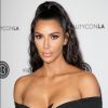 Kim Kardashian aposta em um creme hidratante para o rosto bem luxuoso: é o Orchidée Impériale Rich Cream, da Guerlain, que recupera a firmeza da pele e suaviza as linhas finas