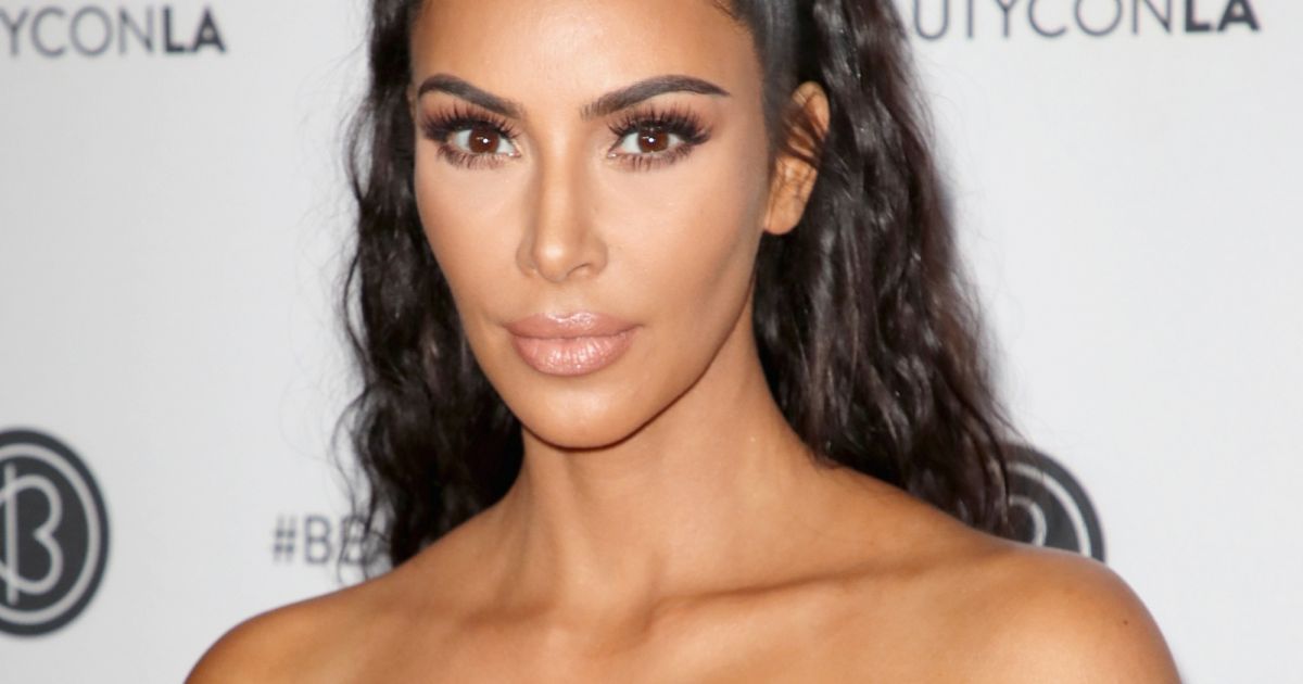 Kim Kardashian aposta em um creme hidratante para o rosto bem luxuoso