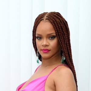 O produto de beleza favorito de Rihanna é água micelar, que limpa e demaquila a pele
