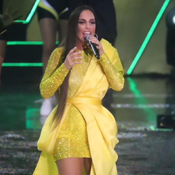 Ivete Sangalo usou vestido moulage em gazar de seda na base de uma tela inteira bordada a mão com cristais Swarovsk