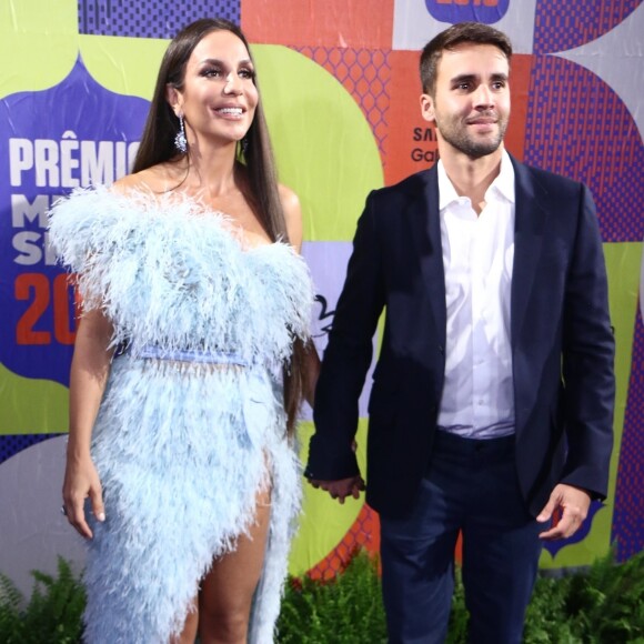 Ivete Sangalo deixou pernas definidas à mostra em look com fenda