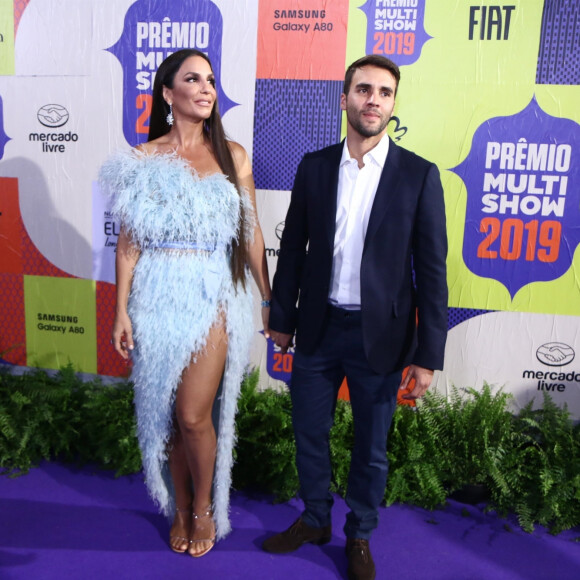 Ivete Sangalo usou look Ralph & Russo, sandália René Caovilla, brincos Hueb, anel Sauer, beleza Markito Costa e extensão capilar Miss Nail