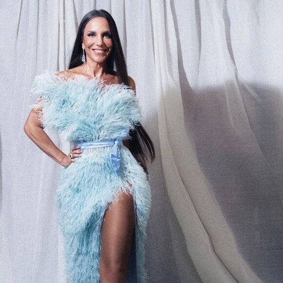 Ivete Sangalo usou look Ralph & Russo, sandália René Caovilla, brincos Hueb e anel Sauer